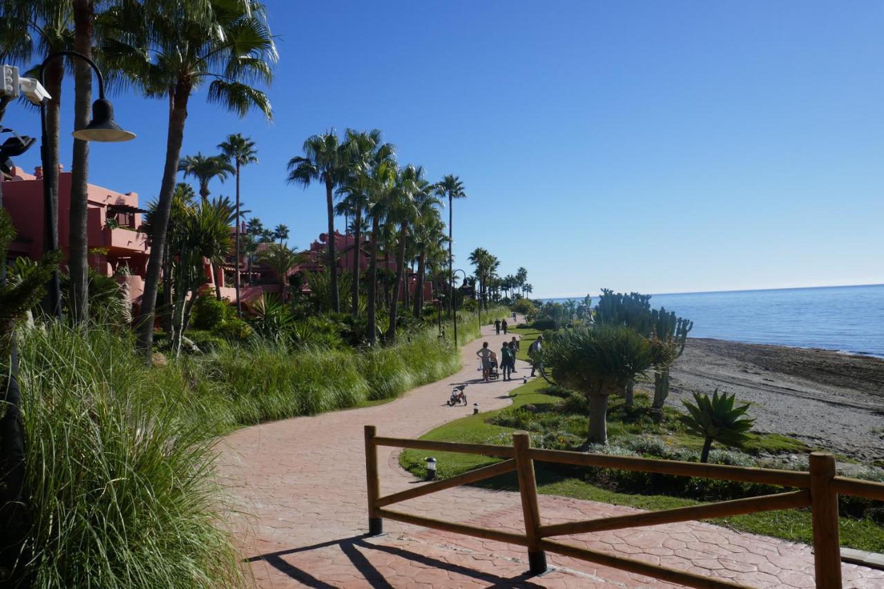 Salinas. Apartment For 4. Terrace/Parking/Pools/Gym/4Mins Beach Estepona Kültér fotó