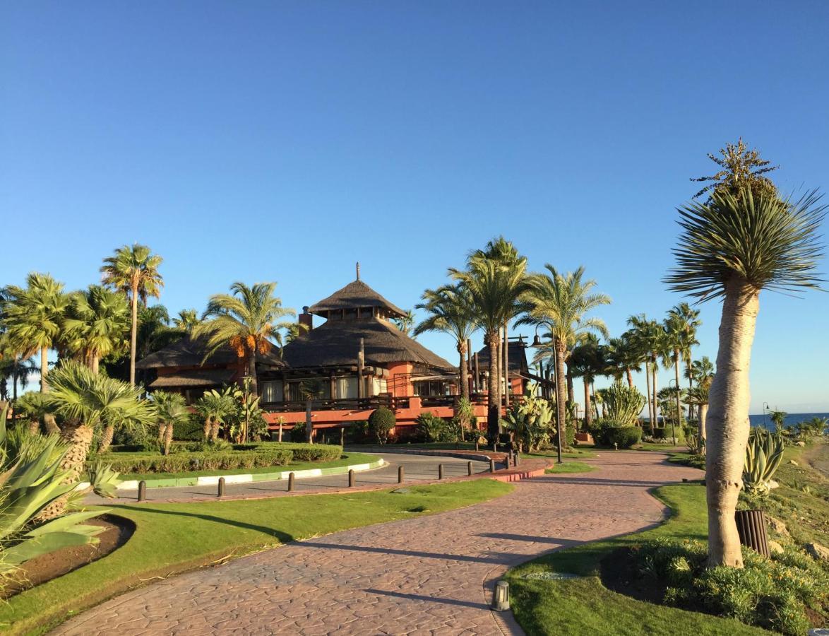Salinas. Apartment For 4. Terrace/Parking/Pools/Gym/4Mins Beach Estepona Kültér fotó