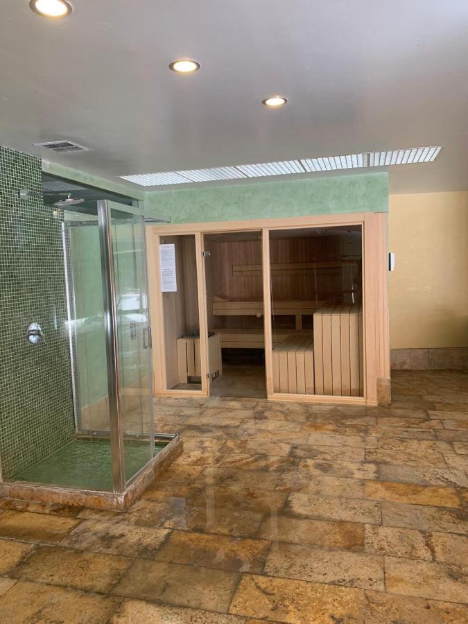 Salinas. Apartment For 4. Terrace/Parking/Pools/Gym/4Mins Beach Estepona Kültér fotó