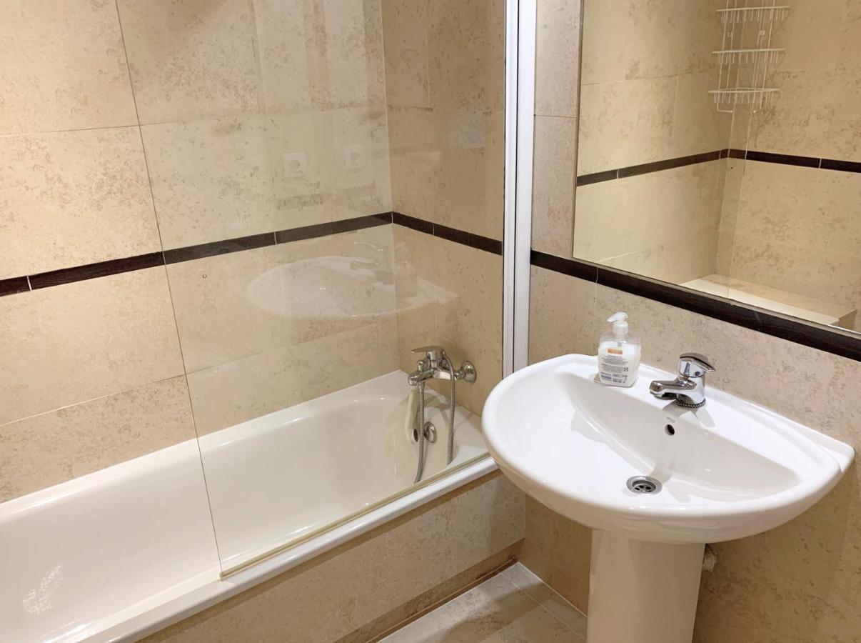 Salinas. Apartment For 4. Terrace/Parking/Pools/Gym/4Mins Beach Estepona Kültér fotó