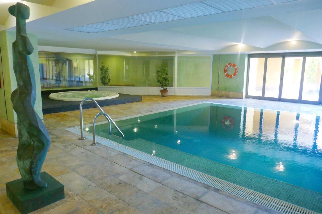 Salinas. Apartment For 4. Terrace/Parking/Pools/Gym/4Mins Beach Estepona Kültér fotó