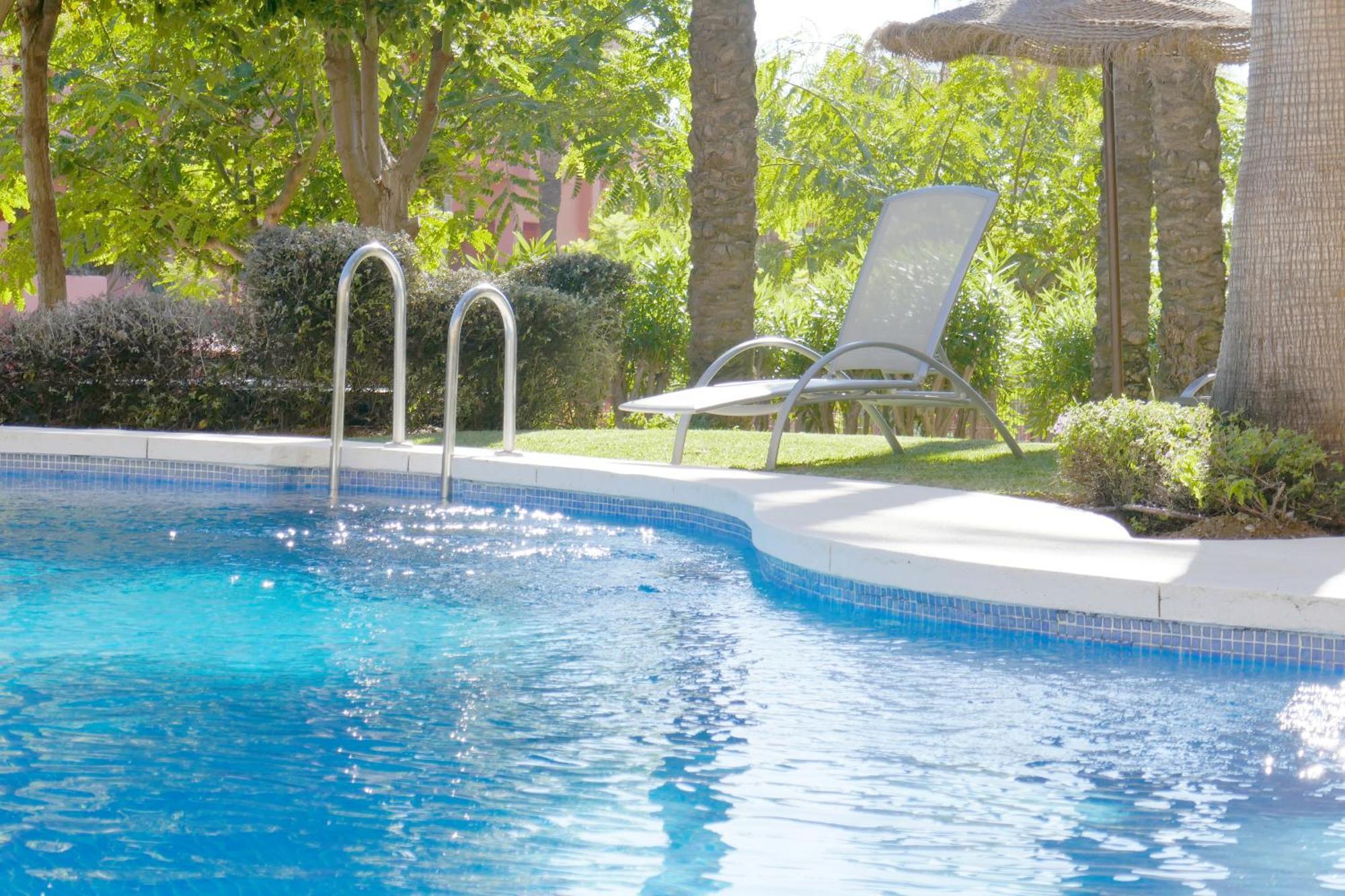 Salinas. Apartment For 4. Terrace/Parking/Pools/Gym/4Mins Beach Estepona Kültér fotó