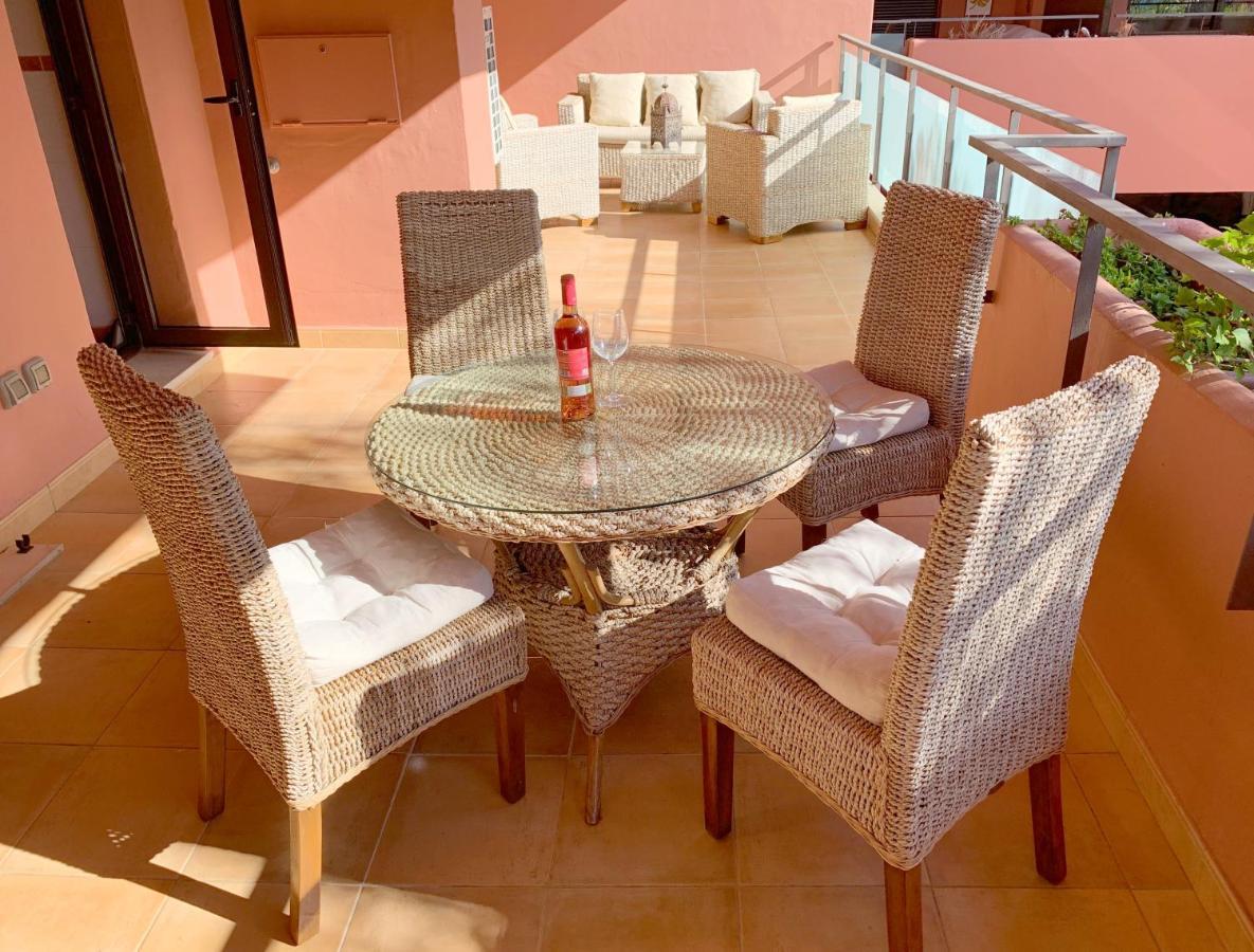 Salinas. Apartment For 4. Terrace/Parking/Pools/Gym/4Mins Beach Estepona Kültér fotó