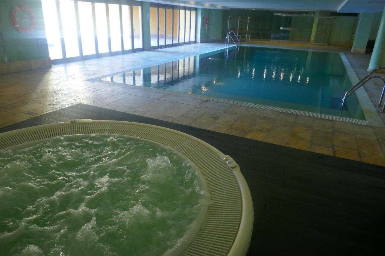 Salinas. Apartment For 4. Terrace/Parking/Pools/Gym/4Mins Beach Estepona Kültér fotó